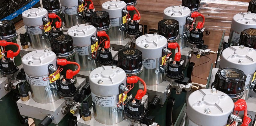 Układ hydrauliczny odchylania kabiny i&nbsp;koła zapasowego